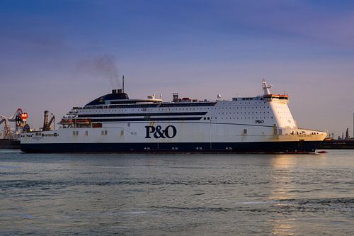 Pride of Hull bij zonsondergang