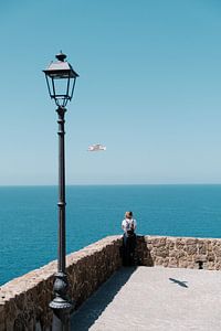 Une fille surplombe la mer
