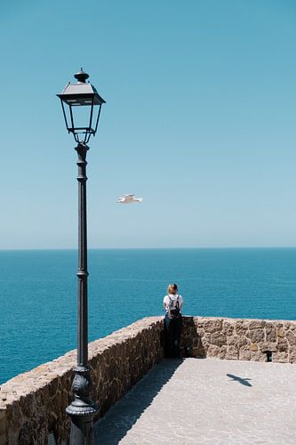 Mädchen überblickt das Meer