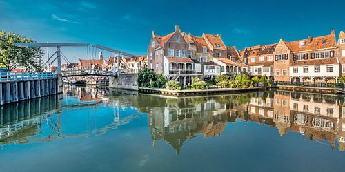 Ophaalbrug en historische huizen in Enkhuizen in Noord Holland.