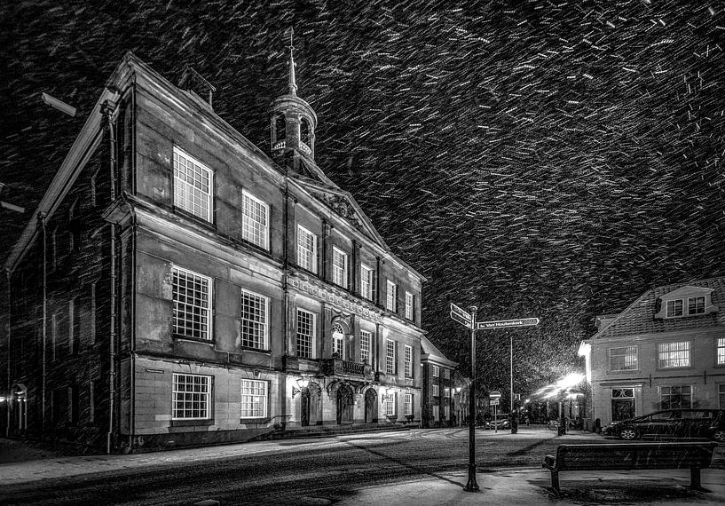 Stadhuis Weesp in de sneeuw - avondfoto van Joris van Kesteren