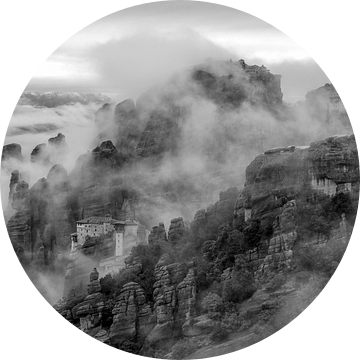 Meteora Kloosters - bewolkte ochtend met nevel - zwartwit van Teun Ruijters
