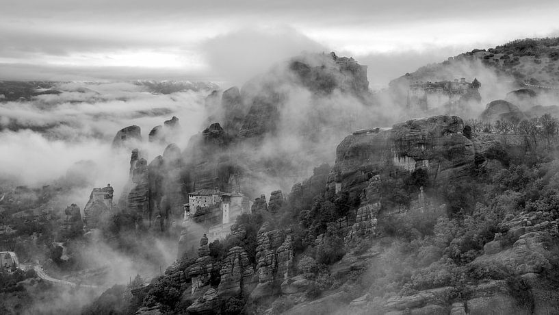 Meteora Klöster - bewölkter Morgen mit Dunst - schwarz und weiß von Teun Ruijters