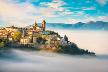 Trevi pittoresk dorpje op een mistige ochtend, Italië