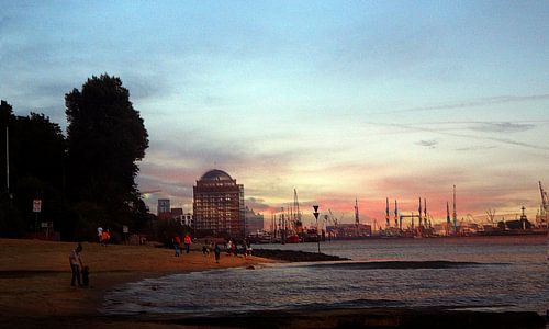 Blick von Övelgönne zur Hafencity