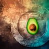 Art culinaire : un demi-avocat sur une assiette rustique en métal sur Studio Pieternel