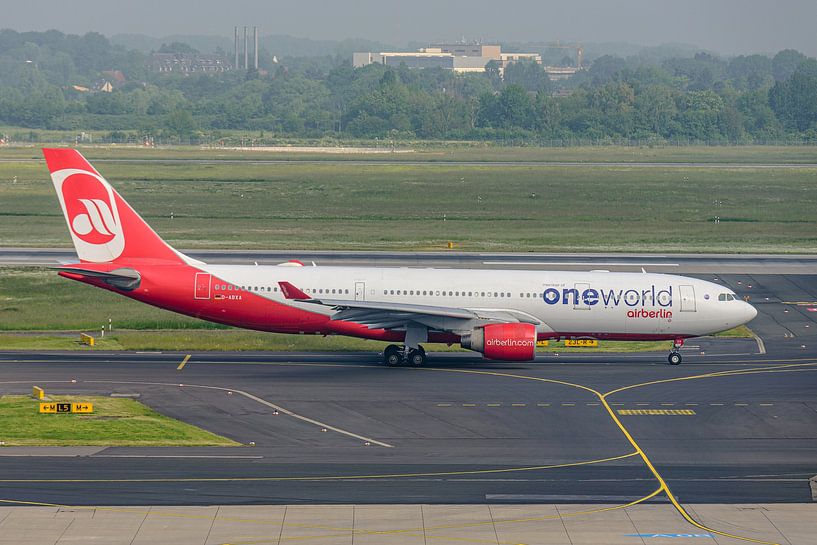 Airbus A330-200 d'Air Berlin en livrée One World (D-ABXA). par Jaap van den Berg