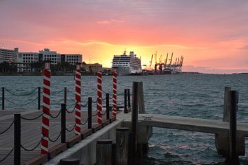 Un lever de soleil au port sur Claude Laprise