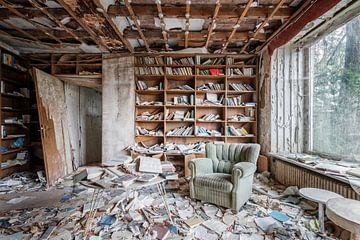 Lost Place - Verlassenes Zimmer mit einsetzendem Verfall - Bibliothek von Gentleman of Decay