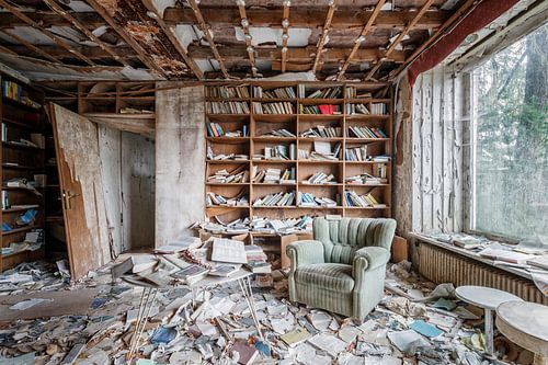 Lost Place - Verlaten kamer met beginnend verval - Bibliotheek