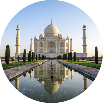 Taj Mahal in India weerspiegeld in het water