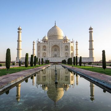 Le Taj Mahal de l'Inde se reflète dans l'eau