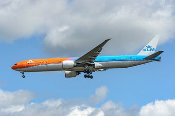 Landende KLM Boeing 777-300 de Orange Pride. van Jaap van den Berg