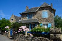 Gîte breton avec volets bleus et rhododendrons
