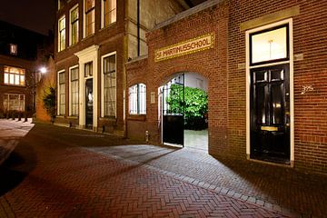 L'entrée de l'ancienne école St-Martin à Utrecht. sur Donker Utrecht