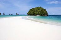 Onbewoond eiland, Tup Island in het zuiden van Thailand van Melissa Peltenburg thumbnail
