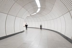 Voetgangerstunnel met de beweging van voetgangers van Bob Janssen