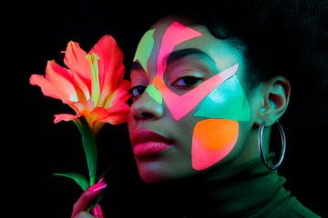 Jeu de couleurs avec fleur et maquillage fluo sur Poster Art Shop