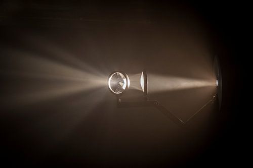 Lichtstraal door een lens van Noud de Greef