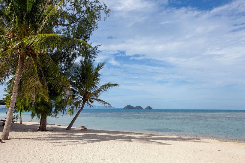 Tropisch strand op een eiland in Thailand van Tjeerd Kruse