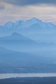 Landschaft am nebligen Morgen am Mont Blanc von Imladris Images