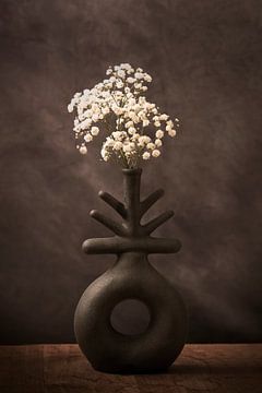 Grijze vaas met witte bloempjes van Humphry Jacobs