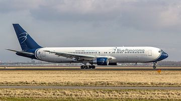 Passagierflugzeug vom Typ Boeing 767-300 der Fluggesellschaft Blue Panorama. von Jaap van den Berg