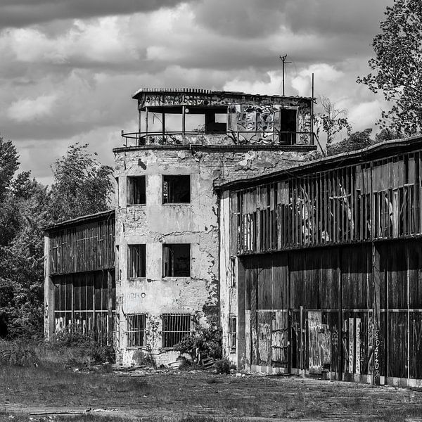 Lost Place Alter Flugplatz Rangsdorf - Flugkontrolltower auf der alten Einfliegerhalle von Frank Herrmann