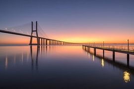 Lever du soleil sur le pont Vasco de Gama, Lisbonne, Portugal