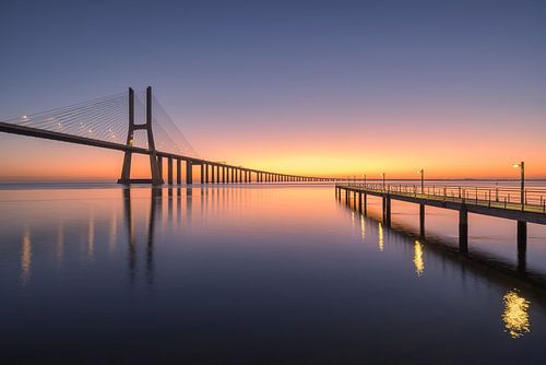 Zonsopkomst Vasco da Gamabrug, Lissabon, Portugal