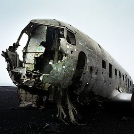 Plane wreck in Iceland by Mylène Amoureus