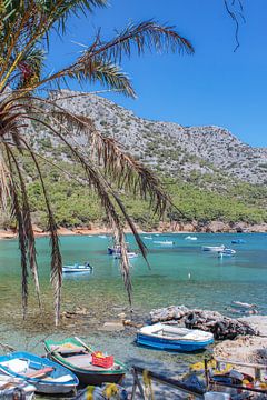 Uitzicht over een prachtige baai in Samos van Linda Herfs