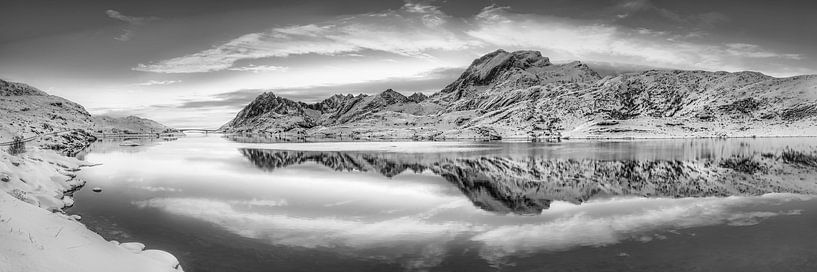 Coucher de soleil sur un fjord en Norvège en noir et blanc. par Manfred Voss, Photographie Noir et Blanc