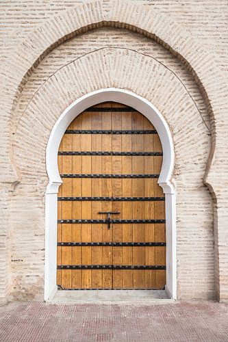 Bruine deur en beige gevel in Marrakesh