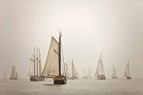 Boten van de Bruine Vloot in de mist