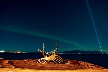 Het zonneschip in IJsland met noorderlicht van Patrick Groß