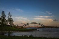 Sunset bij de IJsselbrug en Hanzeboog in Zwolle van Jan Willem Oldenbeuving thumbnail