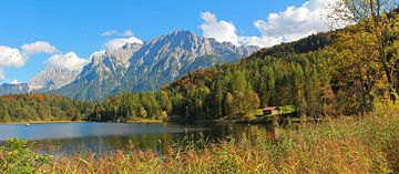 beroemd alpenmeer lautersee en karwendelgebergte in herfst, hoog-beieren van Susanne Bauernfeind
