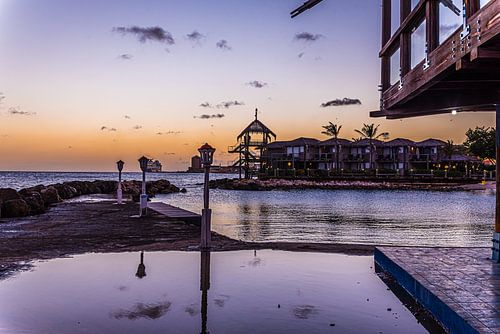 Zonsondergang bij Avila Beach in Curacao