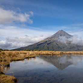 Spiegelung des Mount Taranaki von Marcel Saarloos