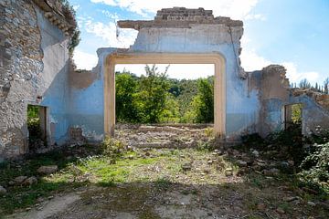A peine debout. sur Roman Robroek - Photos de bâtiments abandonnés