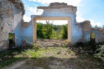 Kaum stehend. von Roman Robroek – Fotos verlassener Gebäude