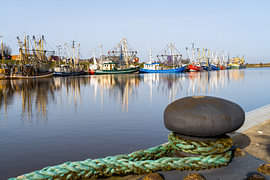 Vissersboten in de haven van Greetsiel van Catrin Grabowski