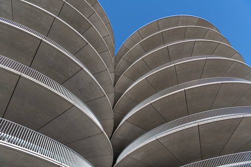 Blick nach oben auf die runden Formen eines Parkplatzes
