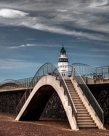 Leuchtturm von Harlingen hinter der Uferpromenade von Harrie Muis