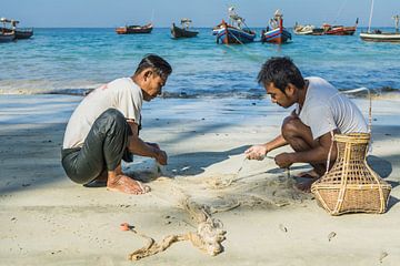 Vissers op het strand van Ngapali, Myanmar van Annemarie Arensen