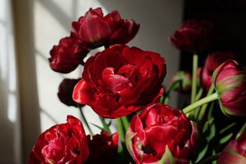 Interieur met rode tulpen van Minke Wagenaar