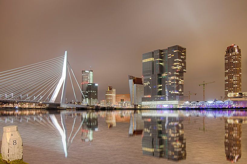 Skyline van Rotterdam in de nacht. van Ad Van Koppen Fotografie