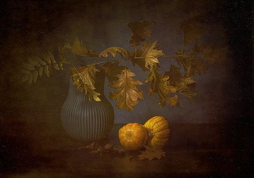 Herfst stilleven met herfstakken en pompoenen.