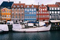 Zeilboot met gekleurde deense huizen op de achtergrond in Nyhavn, Kopenhagen (Denemarken), van Michiel Dros thumbnail